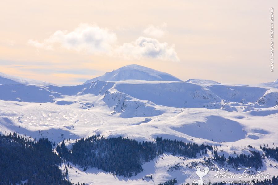 Parang - Varful Mohoru. Vedere de la Ski Resort Transalpina