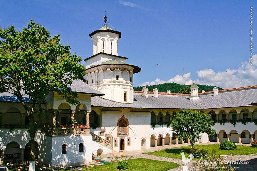 Curtea mănăstirii Horezu